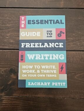 The Essential Guide‎ to Freelance Writing by Zachary Petit Paperback